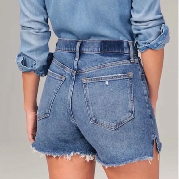 NWT Abercrombie & Fitch 4" Mom Short High Rise Jean Shorts - Picture 2 of 9